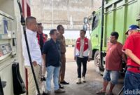 1765299944082-petugas-melakukan-pengecekan-penyaluran-dan-memastikan-stok-bbm-di-jambi-aman-di-spbu-bagan-pete-1765278458276_169