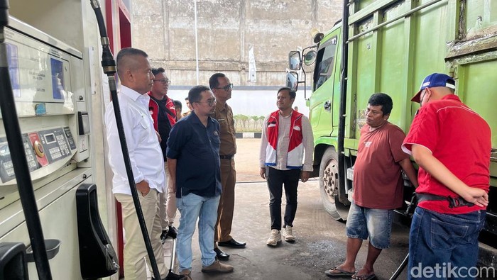 1765299944082-petugas-melakukan-pengecekan-penyaluran-dan-memastikan-stok-bbm-di-jambi-aman-di-spbu-bagan-pete-1765278458276_169