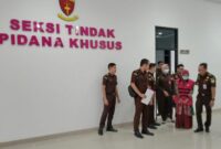 1765343166074-tersangka-wda-digiring-ke-mobil-tahanan-kejari-muara-enim-1765338892864_169