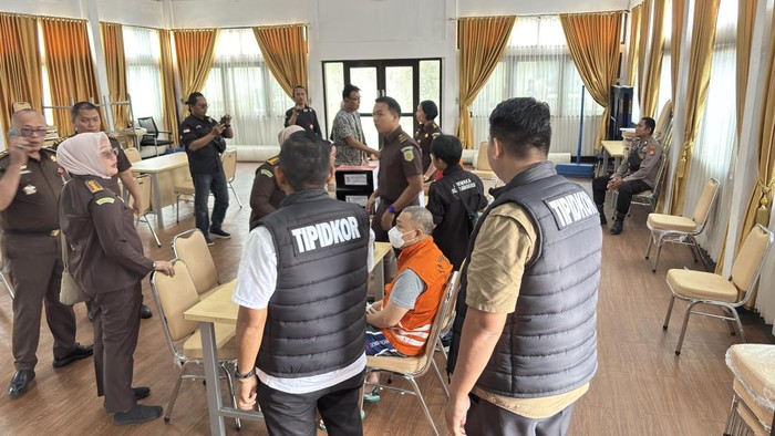 1765343184342-tiga-tersangka-perumda-tirta-hidayah-1765281754300_169