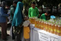 1765343191078-potret-warga-bekasi-antre-beras-dan-minyak-murah-5_169