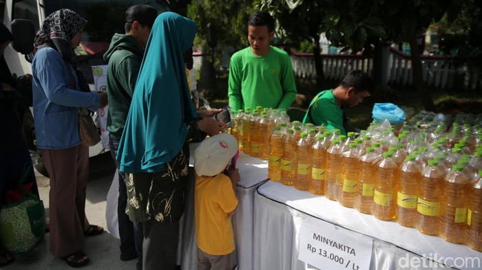 1765343191078-potret-warga-bekasi-antre-beras-dan-minyak-murah-5_169