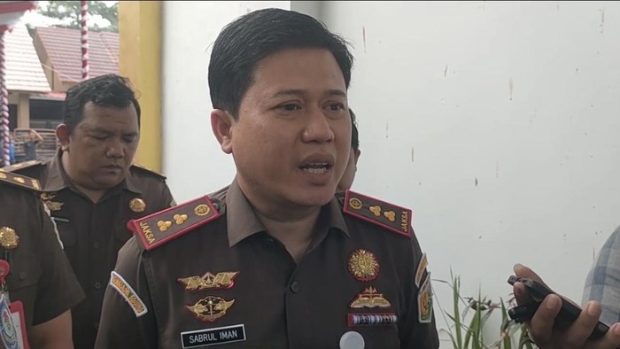 1765364756111-kepala-kejaksaan-negeri-bangka-selatan-sabrul-iman-1765352372623_169