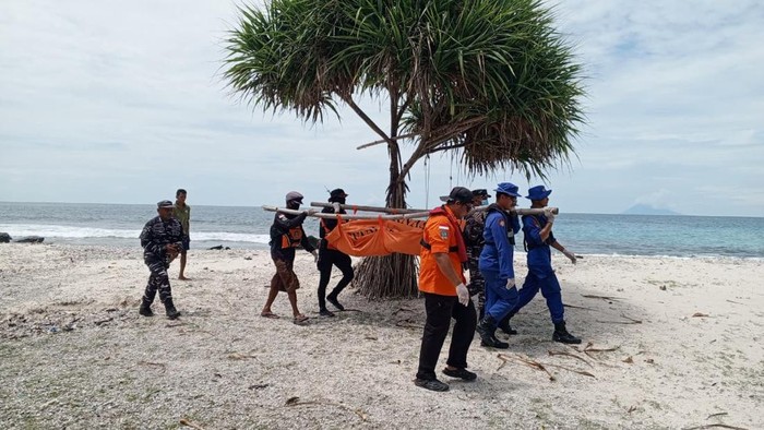 1765364761078-tim-sar-gabungan-mengevakuasi-jasad-pemuda-jambi-1765351855679_169