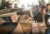 1765386344764-gubernur-sumsel-herman-deru-mengecek-bantuan-yang-akan-dikirim-ke-sumbar-1765359879115_169