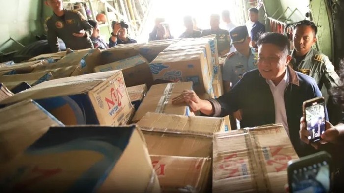 1765386344764-gubernur-sumsel-herman-deru-mengecek-bantuan-yang-akan-dikirim-ke-sumbar-1765359879115_169