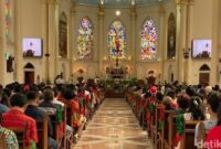 1765386349145-misa-natal-di-gereja-katolik-kelahiran-santa-perawan-maria-surabaya_169