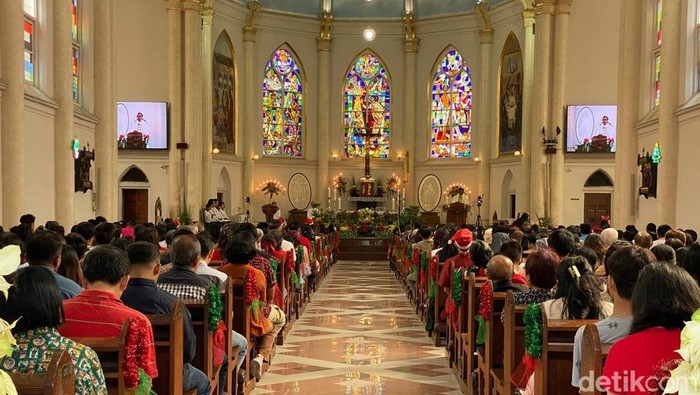 1765386349145-misa-natal-di-gereja-katolik-kelahiran-santa-perawan-maria-surabaya_169