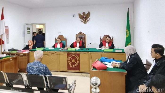 1765386352547-sidang-terdakwa-mantan-dirjen-perkeretaapian-kemenhub-prasetyo-boeditjahjono-ditunda-karena-terdakwa-sakit-1765363696133_169