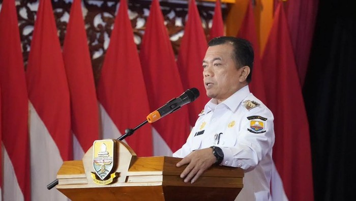 1765386354421-gubernur-jambi-al-haris-dalam-kata-sambutan-saat-beri-penghargaan-28-perusahaan-raih-zero-accident-1765351534003_169