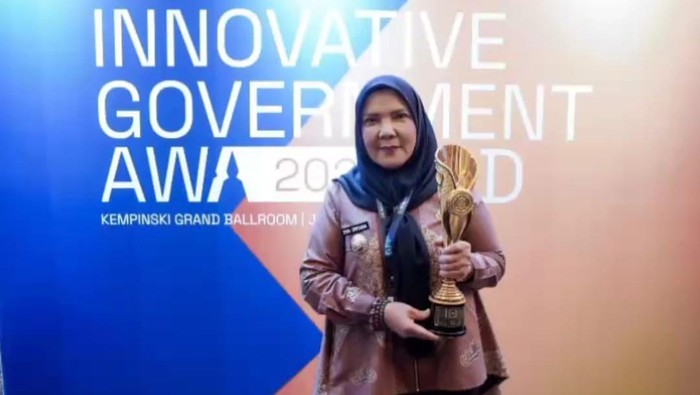 1765407908183-wali-kota-bandar-lampung-eva-dwiana-1765368661523_169