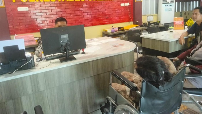 1765429609800-dahlia-43-korban-pengeroyokan-membuat-laporan-ke-polrestabes-palembang-1765379045904_169