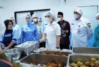 1765429617376-wakil-menteri-kependudukan-dan-pembangunan-keluarga-indonesia-isyana-bagoes-oka-saat-melihat-sppg-di-palembang-1765368105943_169