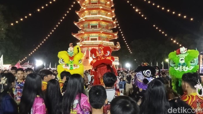 1765429618656-suasana-pulau-kemaro-di-malam-puncak-perayaan-cap-go-meh-senin-1022025_169