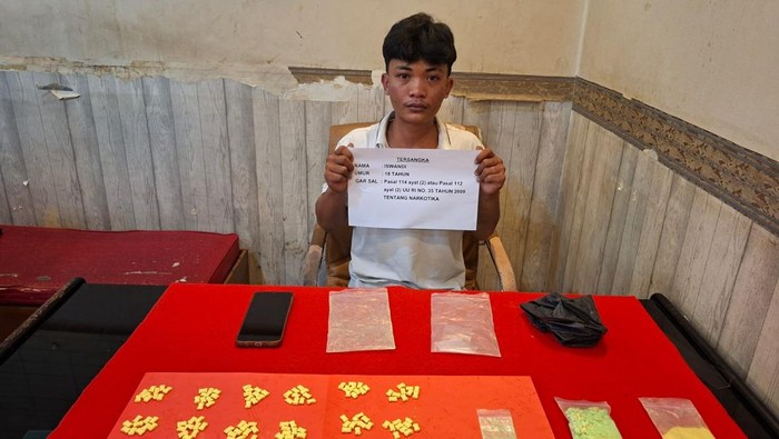 1765429619889-pengedar-ekstasi-di-kampung-legok-kota-jambi-ditangkap-polisi-1765356937516_169