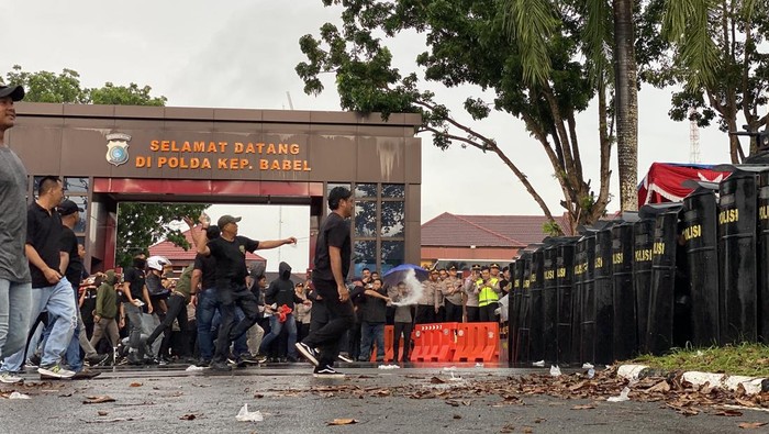 1765451154480-simulasi-penanganan-aksi-unjuk-rasa-unras-di-depan-mapolda-1765430215213_169