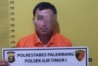 1765451157207-tampang-pelaku-saat-diamankan-oleh-anggota-polsek-ilir-timur-i-1765436349841_169
