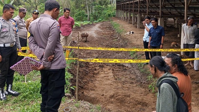 1765451158714-polisi-mendatangi-lokasi-penemuan-tiga-tengkorak-kepala-manusia-di-kepahiang-1765430370321_169