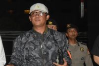 1765451160387-bupati-lampung-tengah-tersenyum-saat-digelandang-ke-kpk-usai-terjaring-ott-1765424981036_169