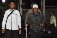 1765451161703-bupati-lampung-tengah-tersenyum-saat-digelandang-ke-kpk-usai-terjaring-ott-1765424981089_169