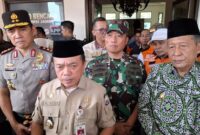 1765472753946-gubernur-jambi-al-haris-usai-melepaskan-bantuan-dan-donasi-buat-bencana-di-sumatera-1765441760951_169