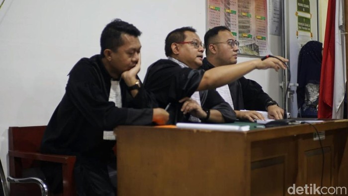 1765472755563-jpu-kejari-muba-hendy-mempertanyakan-bas-ketua-tim-advokat-haji-alim-1765457209395_169