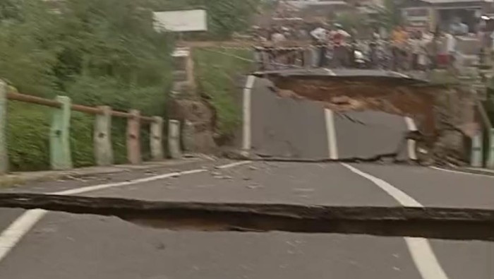 1765472756597-kondisi-jembatan-di-muara-dua-prabumulih-yang-ambruk-1765457166198_169