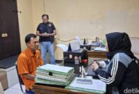 1765472757045-pelaku-yang-menganiaya-pacarnya-di-palembang-diinterogasi-polisi-1765445369825_169