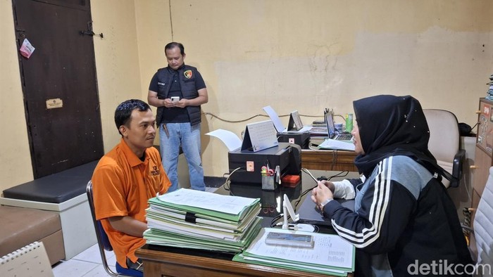 1765472757045-pelaku-yang-menganiaya-pacarnya-di-palembang-diinterogasi-polisi-1765445369825_169