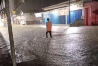 1765472761311-banjir-di-prabumulih-imbas-hujan-deras-hingga-sungai-meluap-1765450981364_169