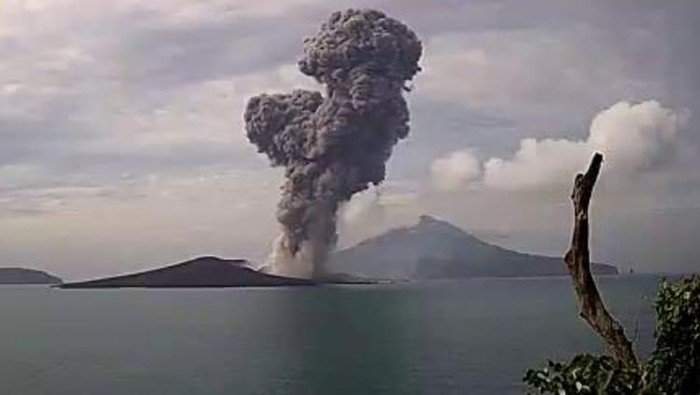 1765515947907-polda-banten-mengimbau-masyarakat-di-pesisir-untuk-mewaspadai-erupsi-gunung-anak-krakatau-gak-di-perairan-selat-sunda-dok-ist_169