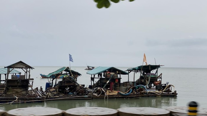 1765515948392-alat-tambang-timah-laut-atau-ponton-1765501793435_169