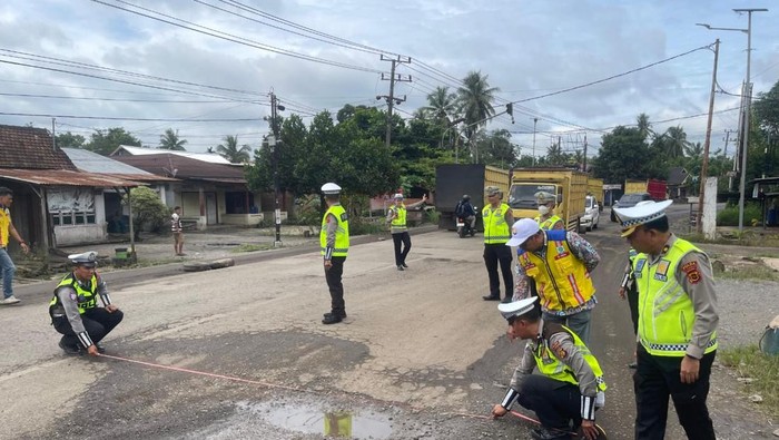 1765515949347-petugas-melakukan-jalan-berlubang-di-jalan-lintas-batang-hari-sarolangun-jambi-1765456276183_169