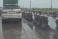 1765515950748-tangkap-layar-potret-kondisi-tol-kayuagung-yang-berlubang-dan-becek-1765500520848_169