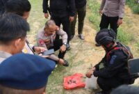 1765515952897-kapolres-babar-akbp-pradana-aditya-nugraha-memantau-langsung-proses-peledakan-granat-nanas-yang-ditemukan-warga-1765443649939_169