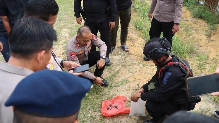 1765515952897-kapolres-babar-akbp-pradana-aditya-nugraha-memantau-langsung-proses-peledakan-granat-nanas-yang-ditemukan-warga-1765443649939_169