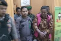 1765537569308-eks-bupati-basel-justiar-noer-jn-saat-digiring-ke-mobil-tahanan-kejaksaan-negeri-basel-1765529027057_169