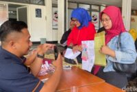 1765537571669-warga-mengambil-blt-kesra-di-kantor-pos-malang-1764075106254_169