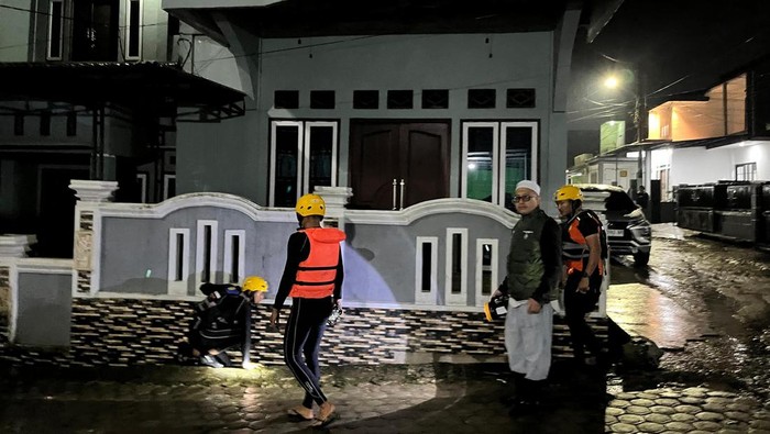 1765559141702-petugas-saat-menyisir-selokan-tempat-bocah-diduga-hanyut-di-jambi-1765545389656_169