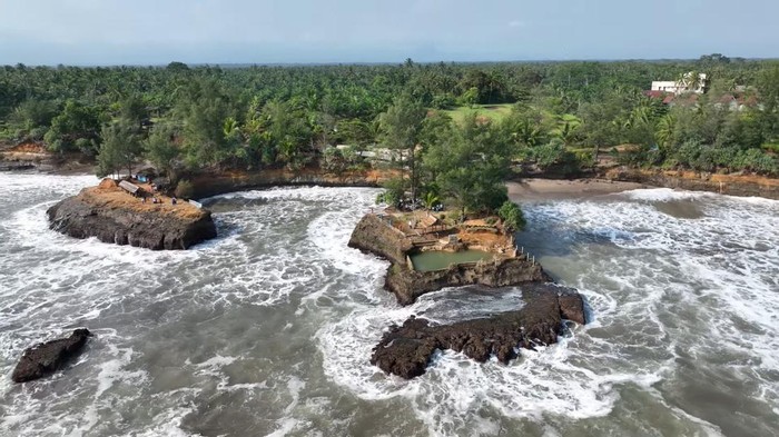 1765559145161-keindahan-pantai-sungai-suci-di-bengkulu_169