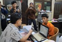 1765559158970-tampang-pelaku-dika-saat-diamankan-di-polsek-kalidoni-1765534220285_169