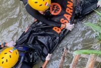 1765602333901-tim-sar-mengevakuasi-jenazah-bocah-hanyut-dalam-selokan-di-jambi-1765594654088_169