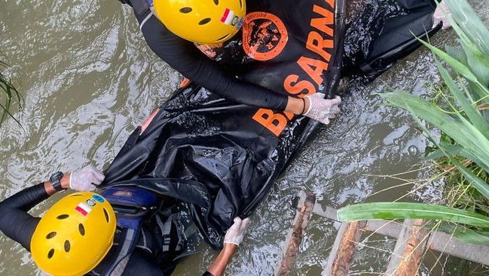 1765602333901-tim-sar-mengevakuasi-jenazah-bocah-hanyut-dalam-selokan-di-jambi-1765594654088_169