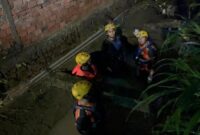 1765602346023-personel-basarnas-saat-menyisir-saluran-air-tempat-bocah-diduga-hanyut-di-jambi-1765550243674_169