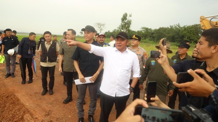 1765602346530-gibernur-sumsel-herman-deru-tinjau-jalan-di-oki-1765548627479_169