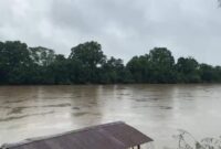 1765623907549-debit-sungai-lakitan-di-musi-rawas-naik-akibat-hujan-1765614997960_169