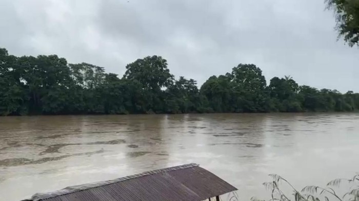 1765623907549-debit-sungai-lakitan-di-musi-rawas-naik-akibat-hujan-1765614997960_169