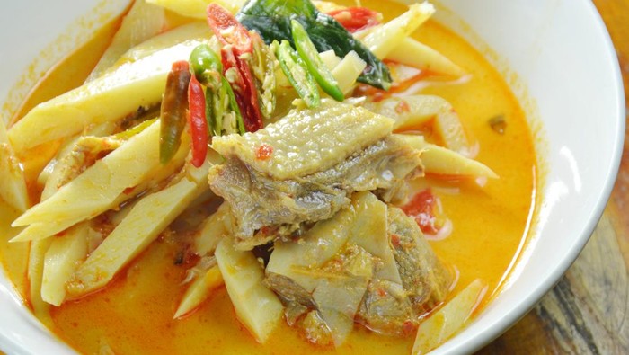 1765645536412-resep-gulai-ayam-dan-rebung_169
