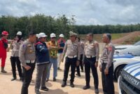 1765667091550-polisi-mengecek-kesiapan-tol-musi-landas-pulau-rimau-1765597709815_169