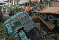 1765688728229-jembatan-penghubung-desa-di-ogan-ilir-roboh-usai-dilintasi-truk-muatan-alat-berat-1765635006927_169